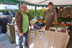 Organisator Reinhard Kroll beim Verkaufsstand von Franz Fischer aus Cham