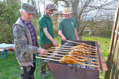 Leckere Steckerlfische bereiteten Karl-Heinz Kübler, Christian Kübler und Harald Berzl zu