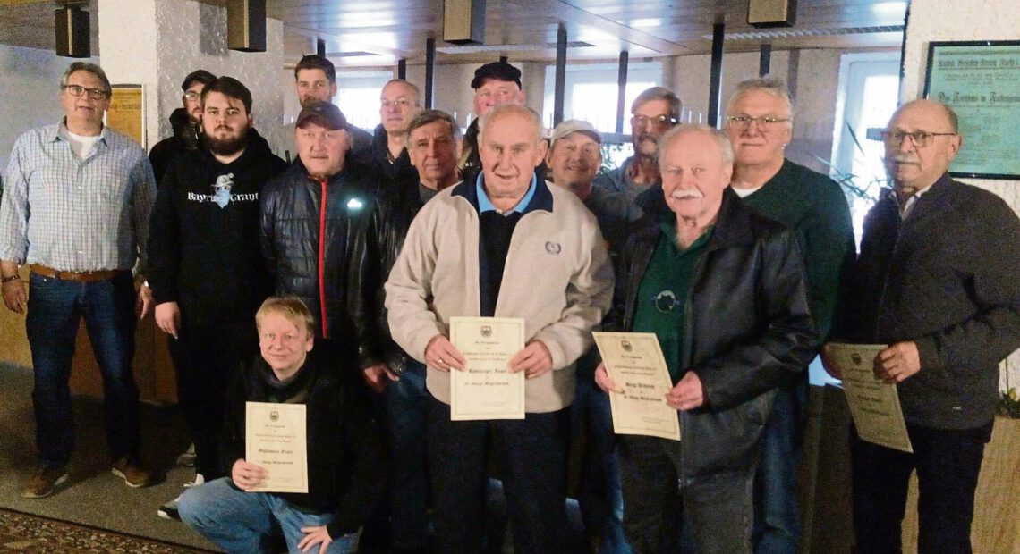 Josef Lemberger (Mitte) ist seit 50 Jahren Mitglied des Fischereivereins. Er wurde zusammen mit anderen von der Vorstandschaft im Rahmen der Jahresversammlung geehrt. Foto: Kurt Wollny